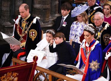Kate Middleton portant sur sa cape l'Étoile de la Grand-croix de l'ordre de Victoria lors du couronnement de Charles III, à l'abbaye de Westminster à Londres, le 6 mai 2023.