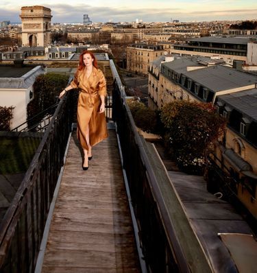 Vue sur l’Étoile et le tribunal de Paris depuis la terrasse de l’hôtel Raphael. Le 16 mai, sur TF1, elle troquera son trench pour le vestiaire haut en couleur de Morgane Alvaro.