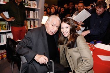 Sophie et son grand-père au Salon du livre de Paris en 2013. L’acteur y présente son ouvrage «Pensées, répliques et anecdotes ».