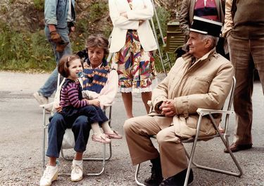 Julia, âgée de 3 ans, sur les genoux de sa grand-mère Jeanne pendant le tournage du «Gendarmes et les gendarmettes ».