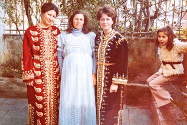 Retour en Algérie, en 1975: Janine (à dr.) retrouve Zoulikha (à g.), ici avec sa fille Assia (à dr.)