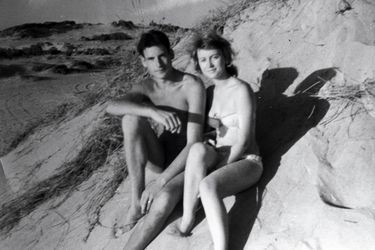 La dolce vita pour François et Janine, qui vient de rejoindre son mari en Algérie. Juillet 1960.