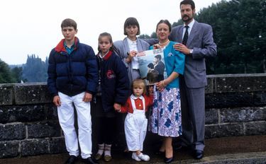 À nouveau réunis par Paris Match, en 1987, en Mayenne. Les Cotten avec trois de leurs enfants : Vincent, 15 ans, Aurélie, 13 ans, et Nathalie, 26 ans, avec sa fille Éléonore, 2 ans, à ses pieds.
