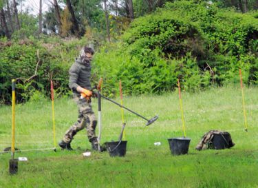 Un gendarme de la brigade de  Mont-de-Marsan à la recherche de la balle du Colt 45, le 24 avril.