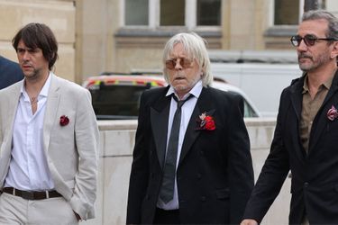 Renaud arrive à la mairie du 14ème arrondissement de Paris pour célébrer son mariage avec 