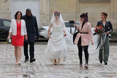 Christine, la fiancée de Renaud, en route pour la mairie, à Paris, le 4 mai 2024.