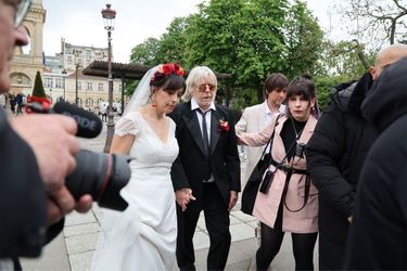 Cerise et Renaud quittent la mairie après leur mariage, à Paris, le 4 mai 2024.