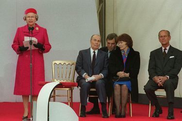La reine Elizabeth II et le prince Philip avec François et Danielle Mitterrand à Coquelles, le 6 mai 1996, lors de l’inauguration du tunnel sous le Manche