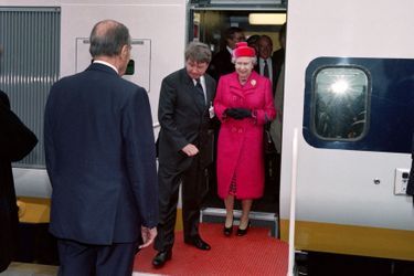 La reine Elizabeth II à la descente de l’Eurostar à Coquelles, le 6 mai 1996