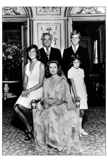 Portrait officiel du prince Rainier III avec la princesse Grace et leurs enfants le prince Albert et les princesses Caroline et Stéphanie pour ses 25 ans de règne. Photo du 7 mai 1974