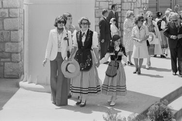 Pour le pique-nique à Fontvieille, le 12 mai 1974, dernier jour des festivités du Jubilé d'argent du prince Rainier III de Monaco, la princesse Grace et sa plus jeune fille la princesse Stéphanie étaient en tenue folklorique monégasque