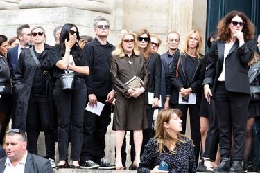Derrière Catherine Deneuve, aux obsèques de Jane Birkin. Avec, à ses côtés, Benjamin Biolay. À Paris, en juillet 2023.
