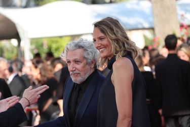 Alain Chabat et son épouse Tiara Comte sur le tapis rouge du 77ème Festival de Cannes le 23 mai 2024, pour la projection du film 