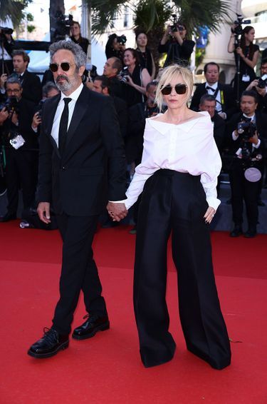 Emmanuelle Béart et son mari Frédéric Chaudier le 21 mai 2024 sur les marches du Festival de Cannes lors de la projection du film 