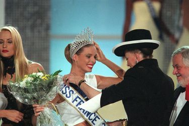Elodie Gossuin, Sylvie Tellier, Geneviève de Fontenay et Yve Coppens lors de l'élection Miss France 2002 à Mulhouse.