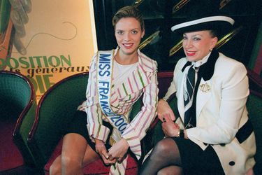Sylvie Tellier et Geneviève de Fontenay en 2002 à Lyon, après le couronnement de Sylvie Tellier.