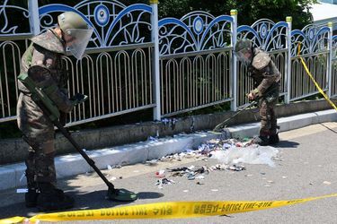 Des soldats sud-coréens examinent divers objets, notamment ce qui semble être des déchets provenant d'un ballon qui aurait été envoyé par la Corée du Nord, à Incheon, en Corée du Sud, le 2 juin 2024.