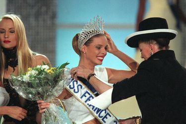 Elodie Gossuin, Sylvie Tellier et Geneviève de Fontenay lors de l'élection Miss France 2002 le 8 décembre 2001 à Mulhouse.