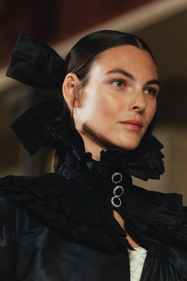 Vittoria Ceretti ouvre le défilé Haute Couture Hiver 2024 2025 de Chanel