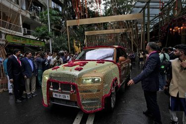 Dans le convoi de véhicules d'ultraluxornés de fleurs quittant Antilia, cette Rolls-Royce Phantom VIII revêtue d'un filet d'or.