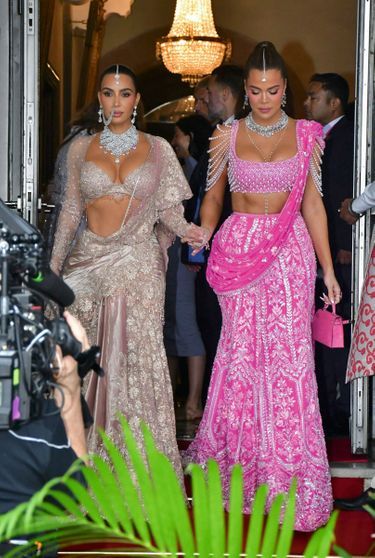 Kim et Khloé Kardashian, princesses des Mille et Une Nuits en sari à paillettes.
