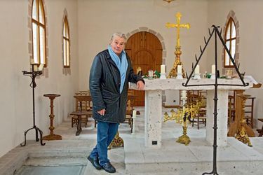 Alain Delon avait la soixantaine lorsqu'il fit construire dans le Duché cette chapelle où il sera enterré : 