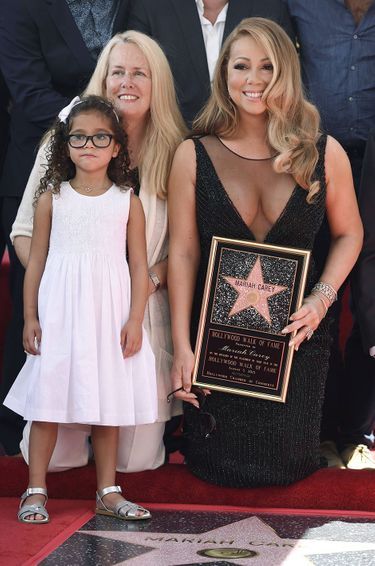 Mariah Carey aux côtés de sa mère Patricia et de sa fille Monroe lors de la cérémonie en son honneur avec la remise de son étoile 