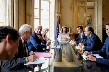 Réunion de travail à Matignon avec ses collaborateurs pour former le futur gouvernement. Face à Michel Barnier, son directeur de cabinet, Jérôme Fournel.