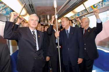 Michel Barnier, alors ministre des Affaires étrangères de Jacques Chirac, avec le ministre des Transports, Gilles de Robien, dans le métro de Shanghai, en Chine, en 2004.