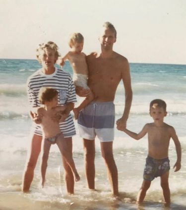 Michel Barnier avec Isabelle, sa femme, et leurs enfants : Nicolas (à dr.) et les jumeaux Lætitia et Benjamin. En vacances à l’île de Ré, aux débuts des années 1990.