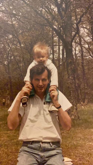 Michel Barnier en Sologne, où se trouve la maison de famille, avec Nicolas, en 1987.