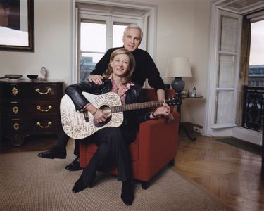 Michel Barnier connaît l’art de la politique, Isabelle lui en fait découvrir d’autres. Dans l’appartement du quai d’Orsay, en 2004.