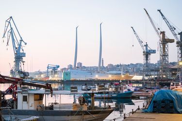 Des mâts rotatifs de 90 mètres de haut… «A», le plus grand voilier du monde, pensé par Philippe Starck, appartient à l’industriel Andreï Melnitchenko. Dans le port de Trieste, le 10 mars 2022.