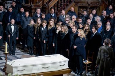 Le dernier adieu. Lors des obsèques de Johnny en l’église de la Madeleine, à Paris, le 9 décembre 2017. Laura est entre sa mère, Nathalie Baye, et son frère, David.