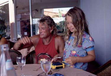 Les jours heureux. Chaque année, jusqu’à ses 13 ans, elle passe un mois d’été avec son père à Saint-Tropez. Ici, en août 1992.