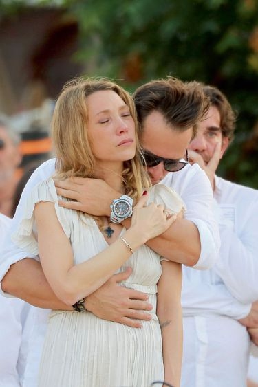 Frère et sœur, sang pour sang. Pendant l’inhumation au cimetière de Lorient, à Saint-Barth, le 11 décembre 2017.