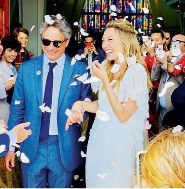 Un 15 juin, jour anniversaire de Johnny, elle dit oui à Raphaël Lancrey-Javal, l’autre homme de sa vie. En 2019, au Cap-Ferret.