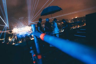 Accompagnée par des techniciens sur la plate rnrn