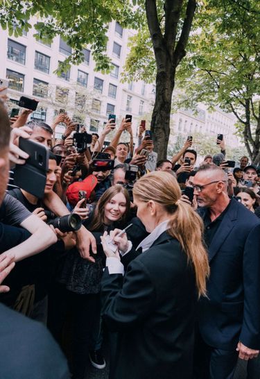 En plein décalage horaire, elle prend le temps de signer des ⁢autographes, le 23 juillet.