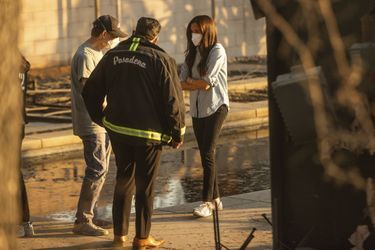 Meghan Markle avec le maire de Pasadena, Victor Gordo, à Altadena, le 10 janvier 2024.