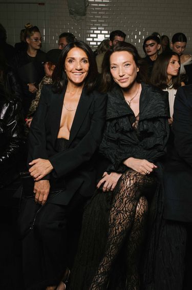 Florence Foresti, sua filha Toni na segunda fila e Laura Smet no Jean Paul Gaultier Haute Couture-Summer 2025 Parade, na Paris Fashion Week, 29 de janeiro de 2025.