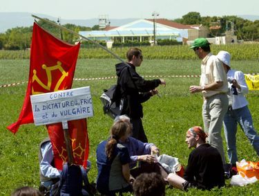 April 10, 2004: the celebrity farm, Glamor is⁢ in ⁢the meadow