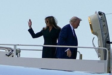 Donald et Melania Trump quittent Rome en avion.