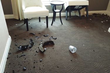 Le vase cassé par P. Diddy à l'hôtel InterContinental de Los Angeles, en mars 2016.