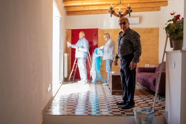 Massoud Ahmadi, un acheteur américain, dans la maison qu’il a fait refaire à neuf, à Sambuca, pour environ 250000 euros. Ci-dessous, une pièce de sa demeure avant rénovation.