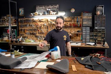 Originaire de Bergame, Claudio Nosari a créé une sellerie pour motards à Sambuca. La ville est sur les circuits des voyageurs à deux-roues.