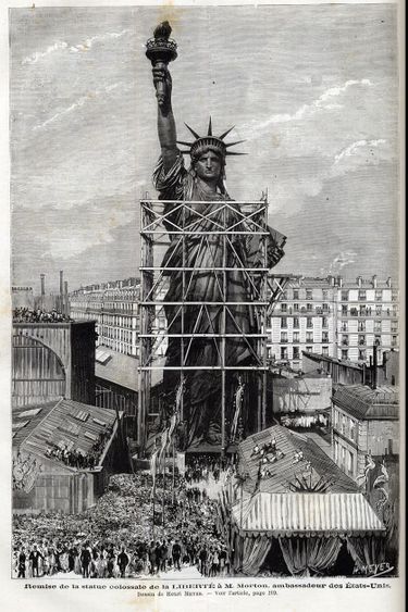 La statue de la Liberté dans les ateliers de la société Gaget-Gauthier à Paris, lieu de sa construction, lors de la cérémonie de sa remise officielle aux États-Unis, publiée dans « Le journal illustré » en 1884