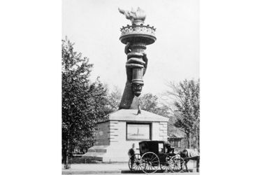 La torche de la statue de la Liberté exposée à Madison Square à New York dans les années 1880