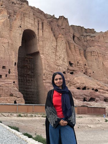 Chela Noori in front of the Buddhas site of Bâmiyân.