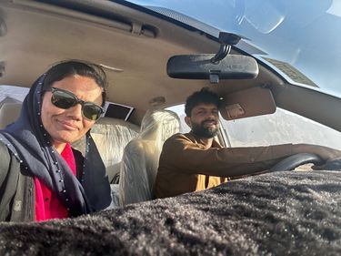 Chela Noori et Son Chauffeur, en afghanistan.